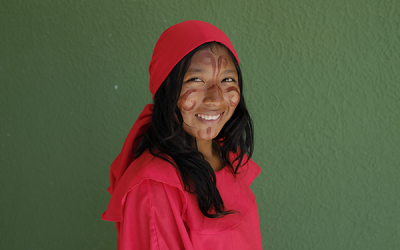 Una bandera roja en el desierto de La Guajira